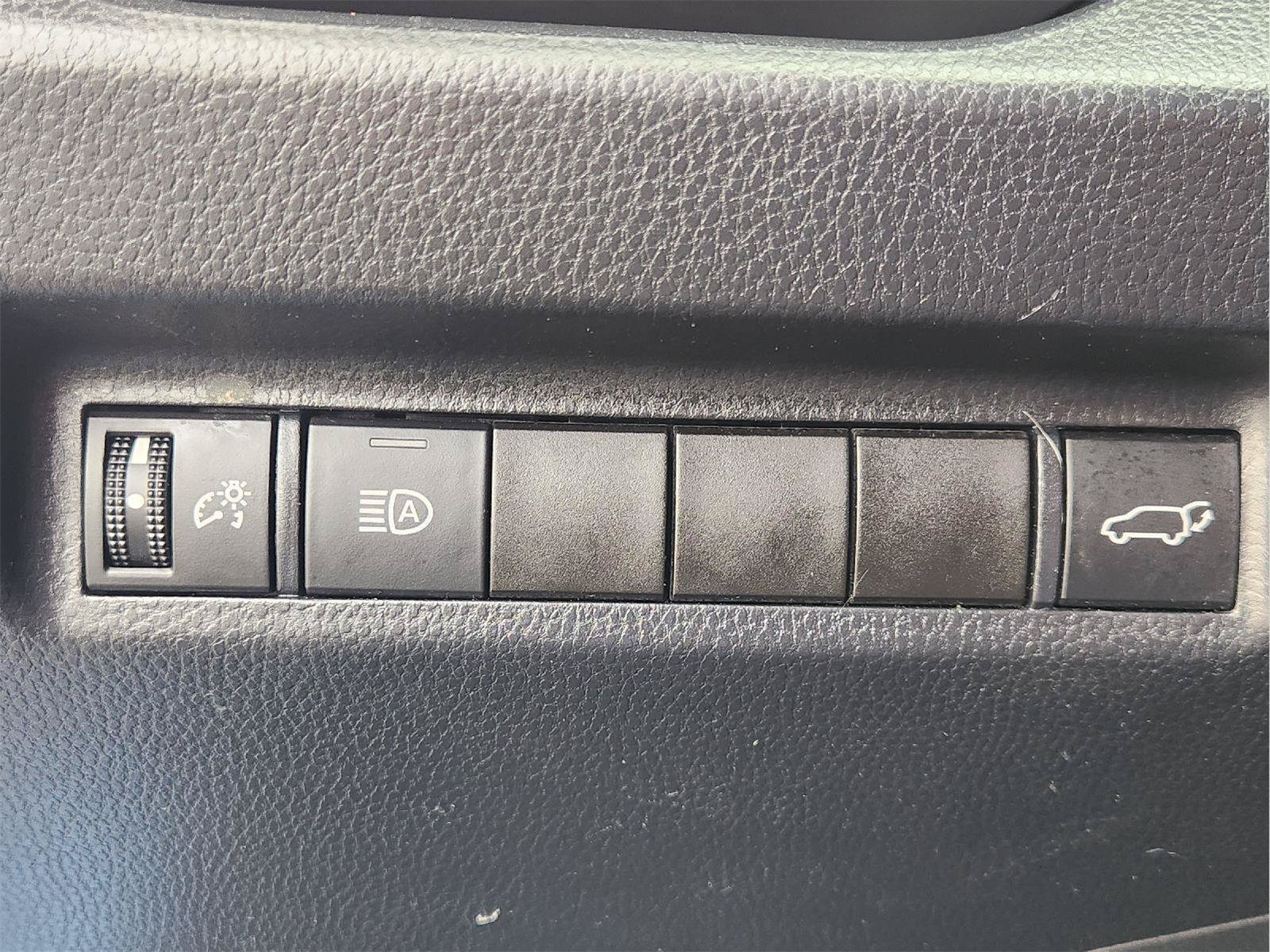 Used 2020 Toyota RAV4 XLE Premium FWD image 22