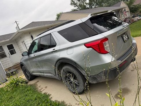 Used 2020 Ford Explorer XLT w/ Equipment Group 202A AWD/4WD image 2