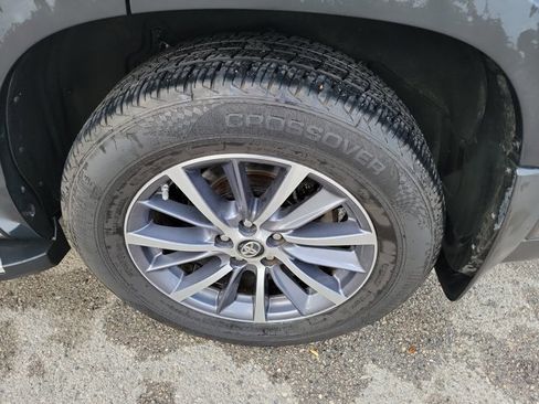 Used 2017 Toyota Highlander XLE image 12