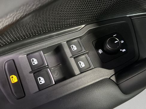 Certified 2025 Volkswagen Tiguan SE AWD/4WD image 15