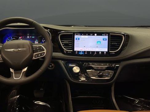 Used 2023 Chrysler Pacifica Pinnacle FWD image 12