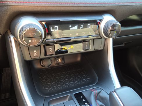 Certified 2025 Toyota RAV4 SE image 30