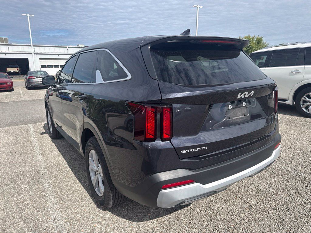 Used 2025 Kia Sorento LX FWD image 5