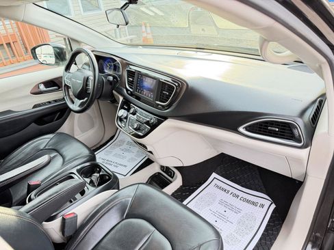 Used 2018 Chrysler Pacifica Touring-L image 41
