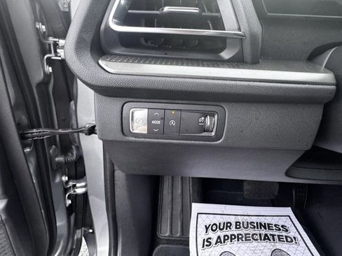 Used 2025 Chevrolet Traverse LT image 19