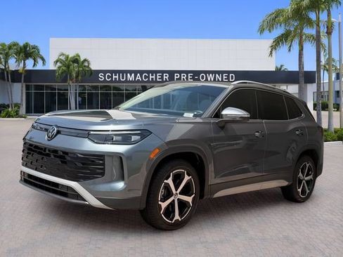 Used 2025 Volkswagen Tiguan SE w/ Panoramic Sunroof Package AWD/4WD image 3
