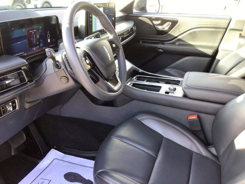 Used 2025 Lincoln Aviator AWD image 3