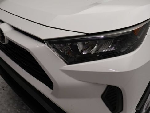 Used 2020 Toyota RAV4 LE FWD image 3