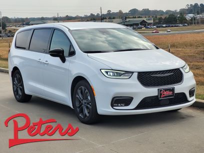 New 2026 Chrysler Pacifica Select