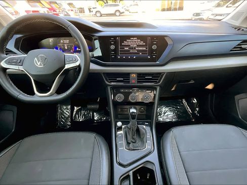 Certified 2023 Volkswagen Taos SE w/ Panoramic Sunroof Package image 15