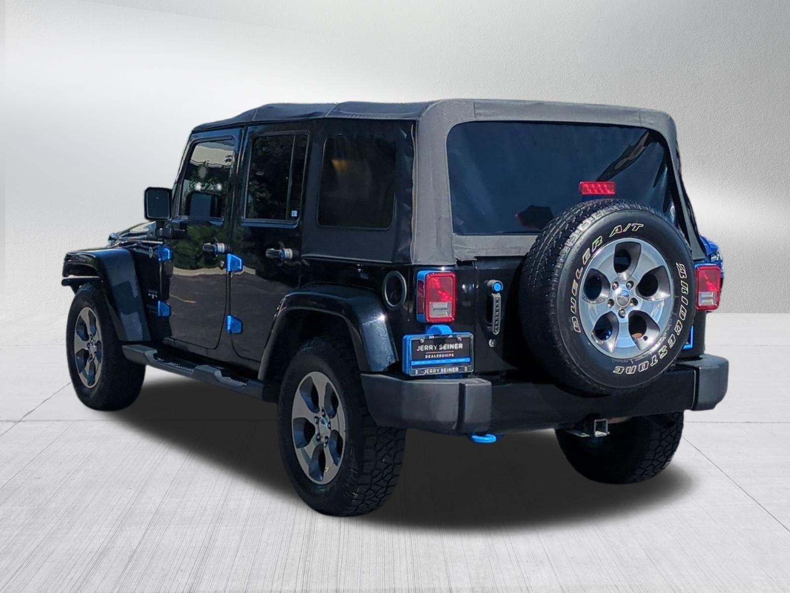 Used 2017 Jeep Wrangler Unlimited Sahara w/ Connectivity Group AWD/4WD image 3