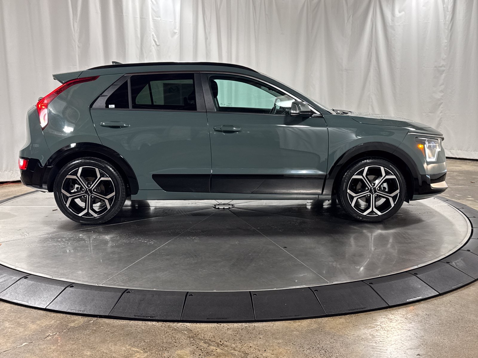 Used 2023 Kia Niro EX Touring FWD image 9