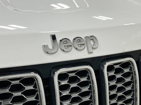 Used 2018 Jeep Grand Cherokee Overland AWD/4WD image 40