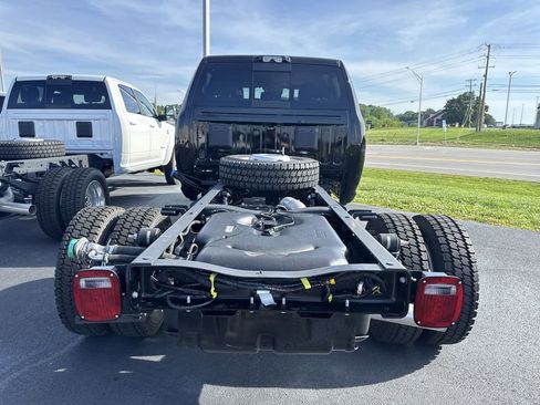 New 2026 RAM 4500 4x4 Crew Cab DRW w/ Laramie Trim Package image 22