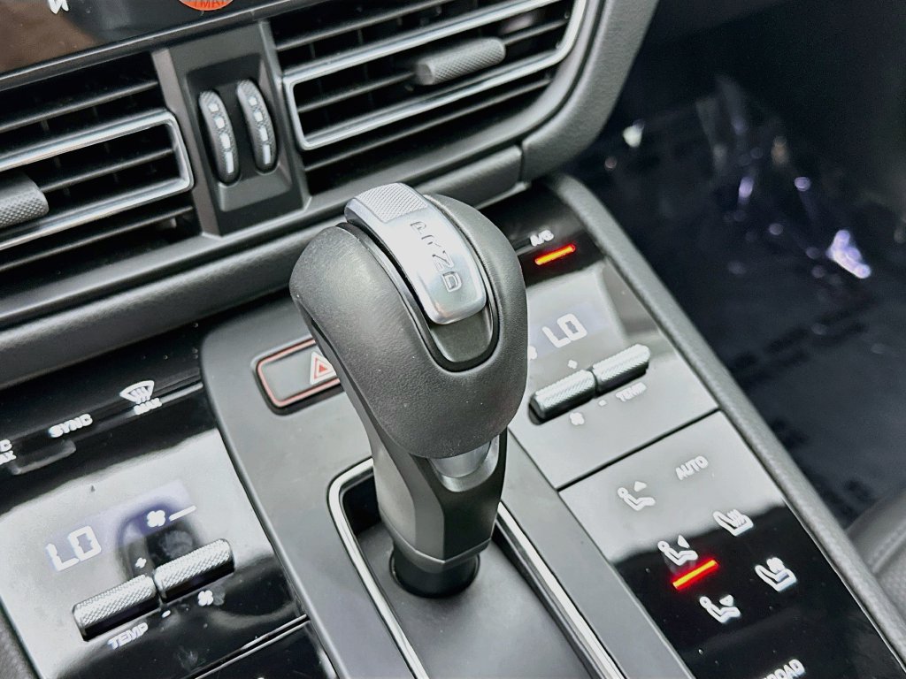 Certified 2025 Porsche Macan AWD/4WD image 19