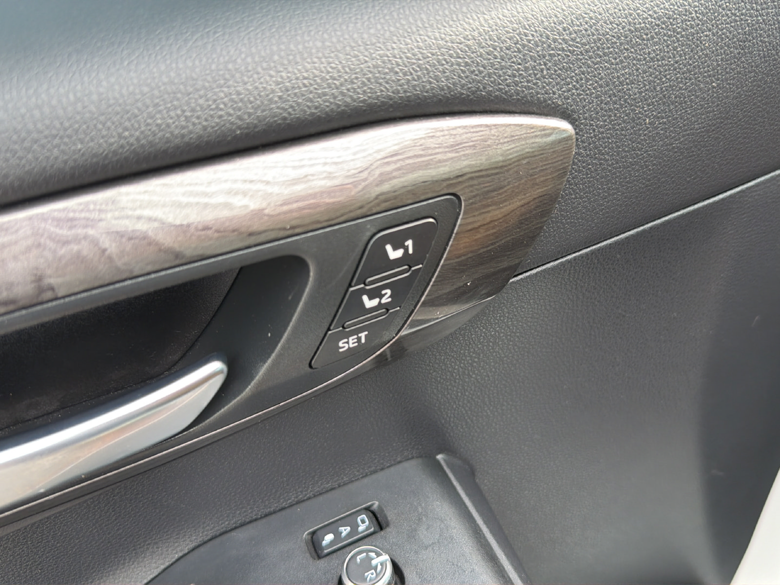 Used 2024 Toyota Highlander Platinum FWD image 31