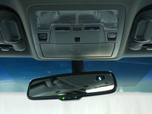 Used 2017 Toyota Camry SE w/ Moonroof Package FWD image 18