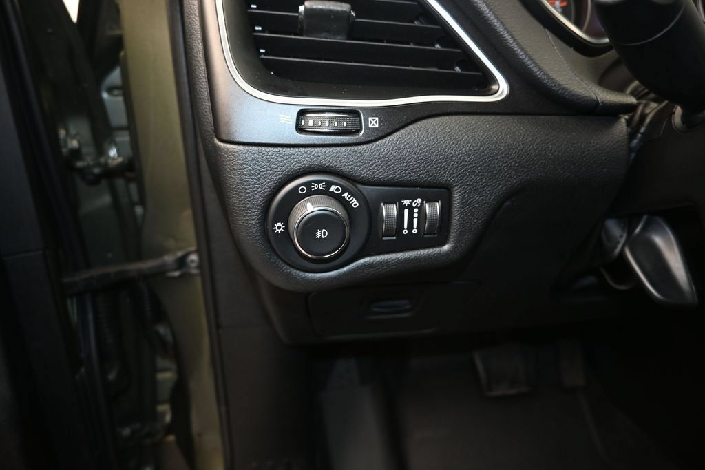 Used 2020 Jeep Cherokee Trailhawk w/ Cold Weather Group AWD/4WD image 12