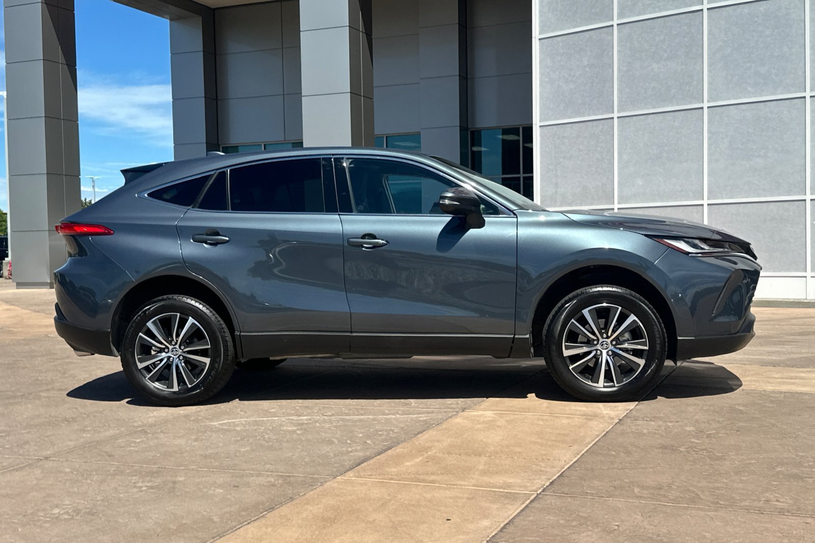 Certified 2024 Toyota Venza LE AWD/4WD image 3