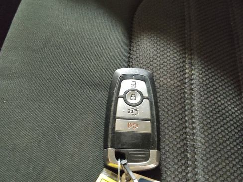 Used 2020 Ford Fusion SE FWD image 32