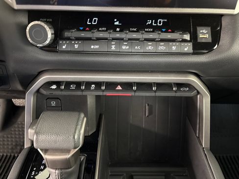 Used 2025 Toyota Tundra Limited AWD/4WD image 45