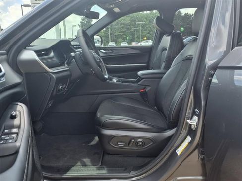 New 2025 Jeep Grand Cherokee Altitude image 14