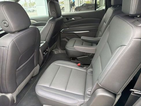 Used 2025 Chevrolet Traverse LT image 10