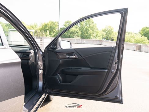 Used 2017 Honda Accord EX image 38