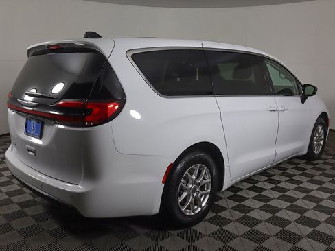 Used 2024 Chrysler Pacifica Touring-L image 10
