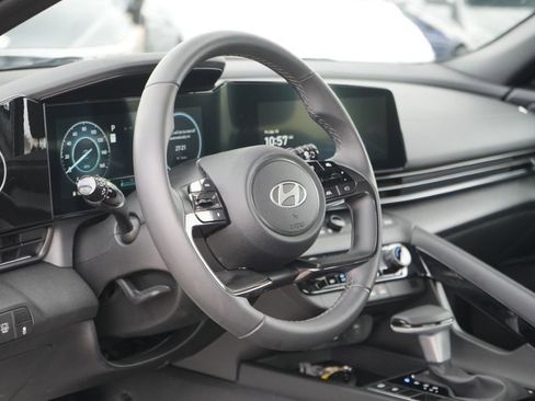 Used 2025 Hyundai Elantra SEL image 23