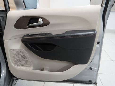 Used 2018 Chrysler Pacifica Touring-L image 29