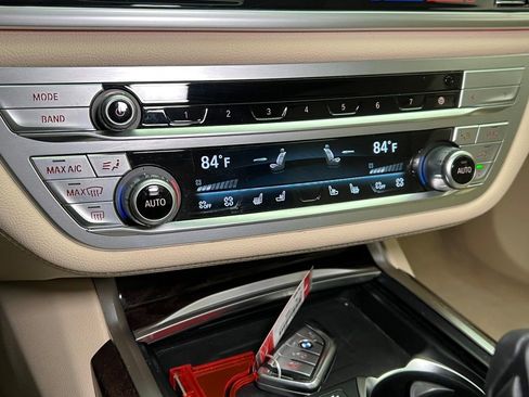 Used 2022 BMW 740i image 44