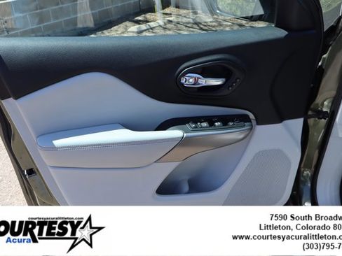 Used 2019 Jeep Cherokee Limited w/ Luxury Group AWD/4WD image 24