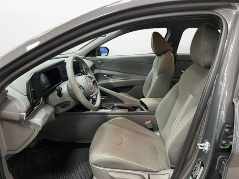 Used 2025 Hyundai Elantra Sport image 11