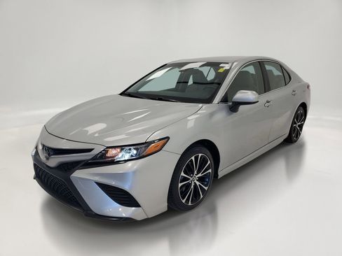 Used 2018 Toyota Camry SE FWD image 2