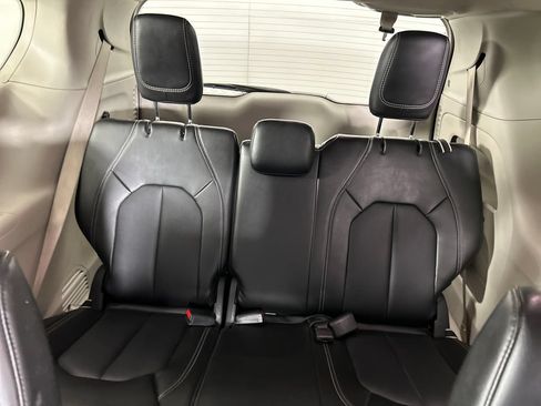 Used 2024 Chrysler Pacifica Touring-L FWD image 16