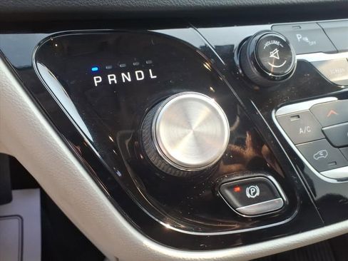 Used 2017 Chrysler Pacifica Touring-L w/ Tire & Wheel Group image 22