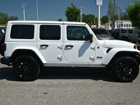 Used 2025 Jeep Wrangler Sahara w/ Safety Group image 16