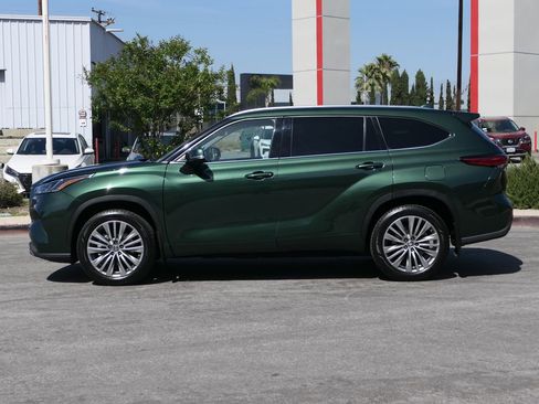 Used 2023 Toyota Highlander Platinum FWD image 6