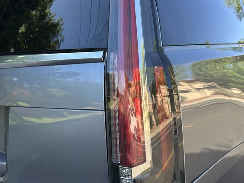 Used 2019 Cadillac Escalade ESV Luxury AWD/4WD image 60