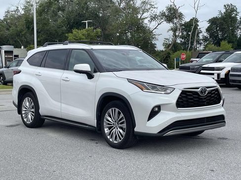 Used 2024 Toyota Highlander Platinum FWD image 1