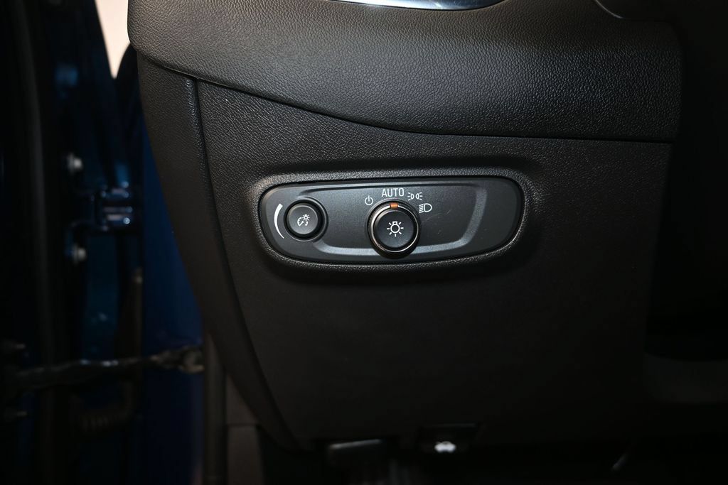Used 2023 Chevrolet Equinox LS w/ LS Convenience Package FWD image 12