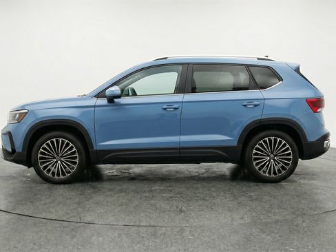 Used 2025 Volkswagen Taos SE image 5