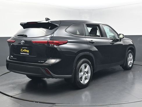 Used 2021 Toyota Highlander LE AWD/4WD image 5