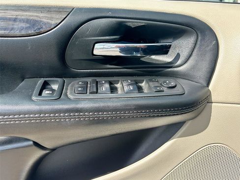 Used 2019 Dodge Grand Caravan SE FWD image 18