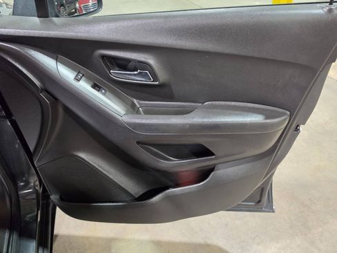 Used 2017 Chevrolet Trax LT w/ LT Convenience Package AWD/4WD image 30