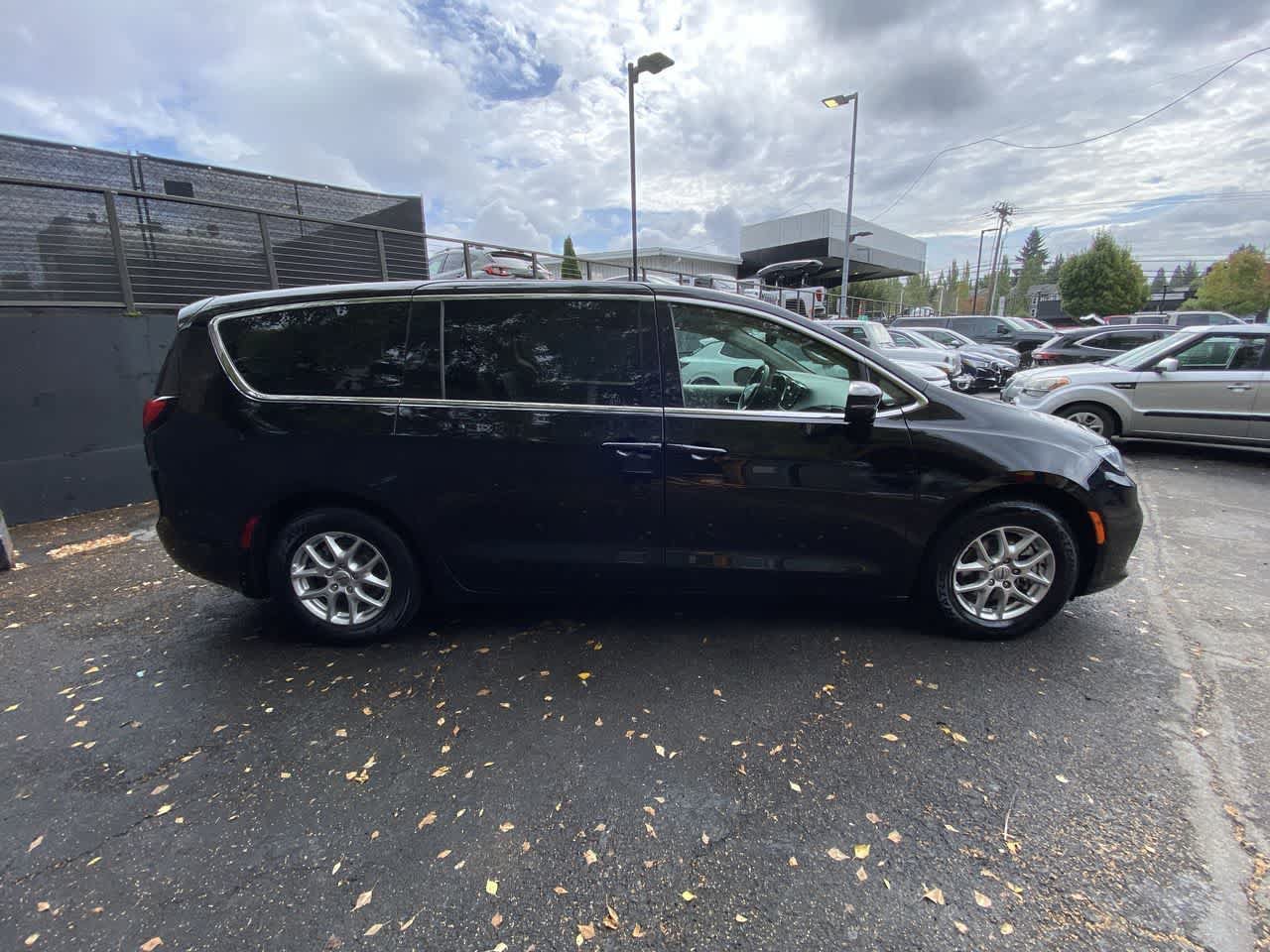 Used 2024 Chrysler Pacifica Touring-L FWD image 7