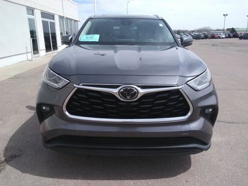 Used 2021 Toyota Highlander Limited AWD/4WD image 3