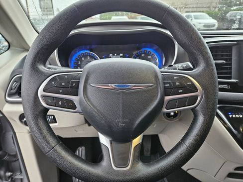 Used 2020 Chrysler Pacifica Touring image 2