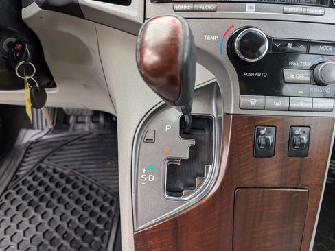 Used 2010 Toyota Venza image 15